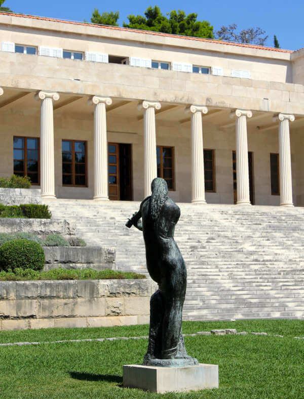Front and sculpture of the Ivan Mestrovic gallery