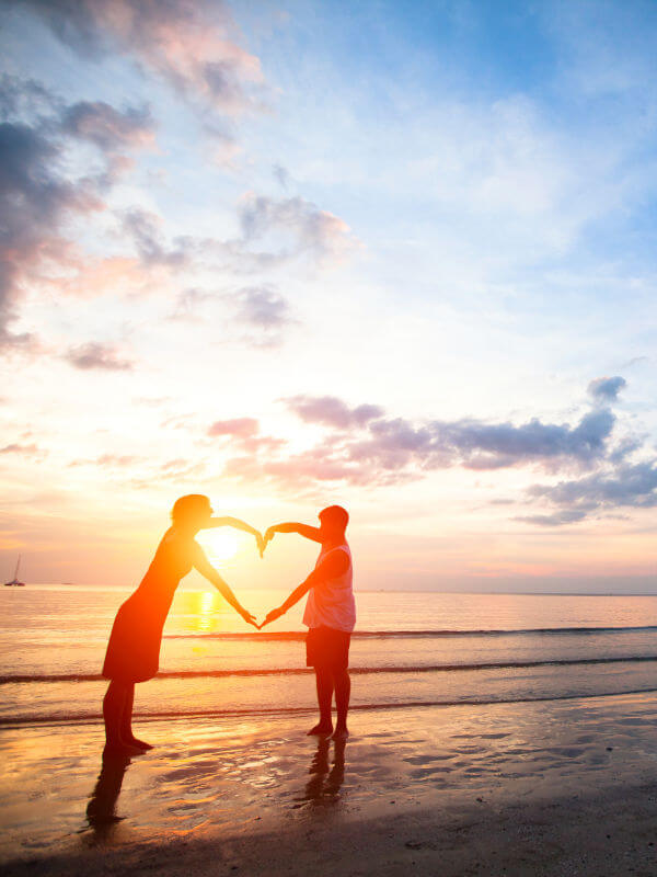 Lovers with their feet in the water